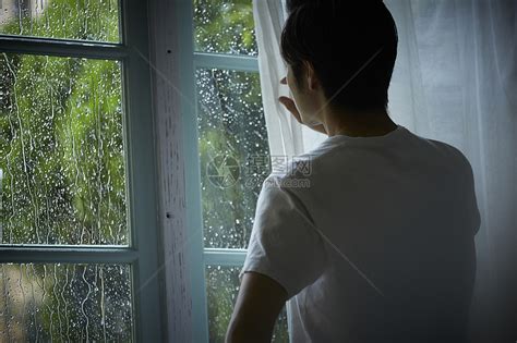 下雨天看着窗外的男人背影高清图片下载-正版图片502122837-摄图网