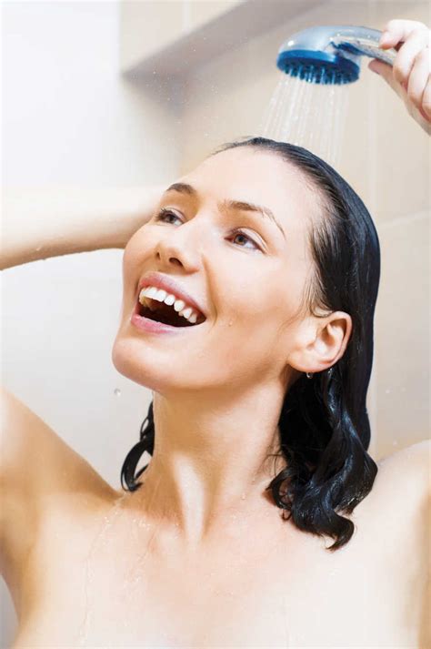 洗头的女人图片-美丽的女人正在洗头素材-高清图片-摄影照片-寻图免费打包下载