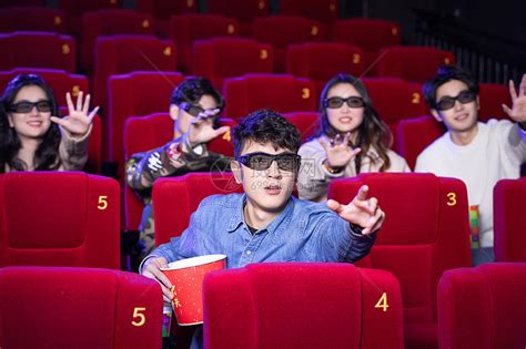 戴3D眼镜看电影的男生高清图片下载-正版图片501132991-摄图网