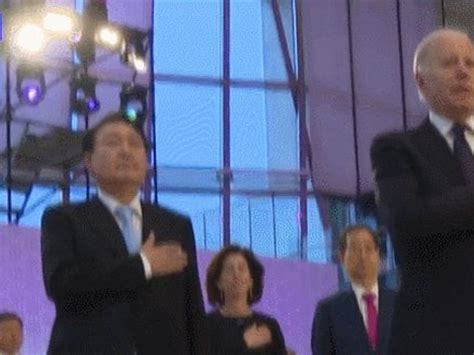 韩民炸锅！拜登访韩：韩总统向美国旗敬礼、保镖打人、访美军基地|乌山|拜登|美军基地_新浪新闻