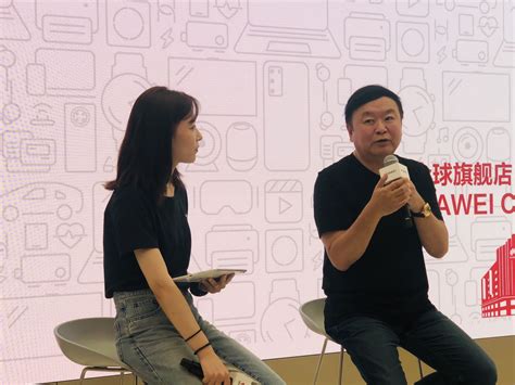 “金牌导演”高希希走进华为南京东路旗舰店，用手机拍摄，他怎么看？