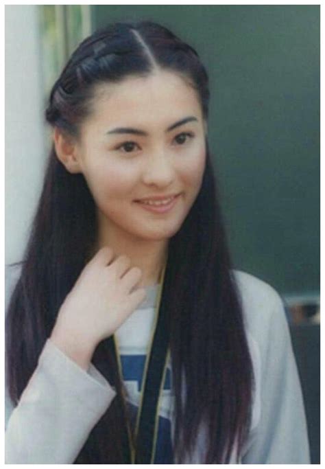 张柏芝18岁的“学生照”曝光，看清颜值后，才知道什么是自然美！