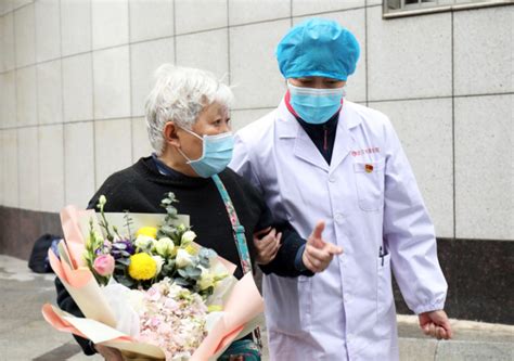 出院！回家！武汉市第一医院欢送16位治愈患者出院_大陆_国内新闻_新闻_齐鲁网
