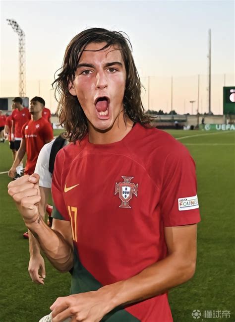 在U19欧青赛上，布拉加的18岁葡萄牙小将若昂·...