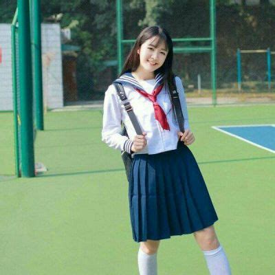 穿校服甜美女生头像图片