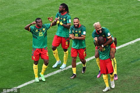 喀麦隆国家队球员穿着印有俄罗斯国旗的球鞋上场，国际足联：不处罚