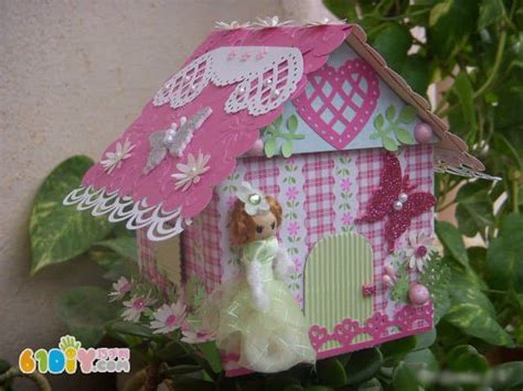 【迷你娃屋DIY】如何用纸板给芭比娃娃搭建简单的房子_腾讯视频