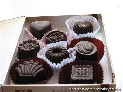 红色格子桌上木制的自制巧克力巧克高清图片下载-正版图片502818685-摄图网