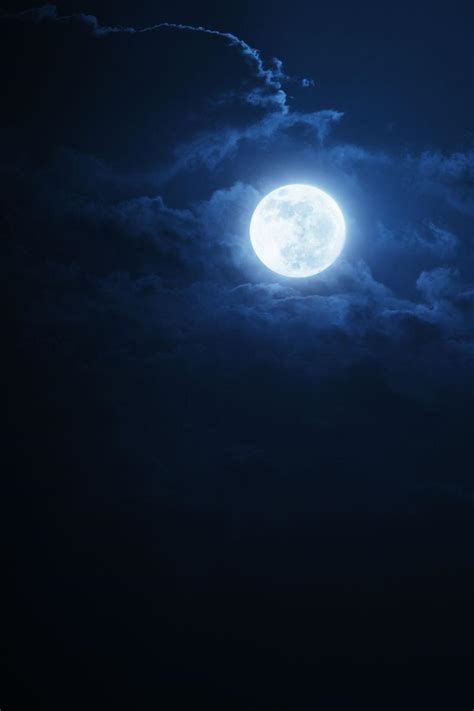 月亮图片-黑暗天空中的月亮素材-高清图片-摄影照片-寻图免费打包下载
