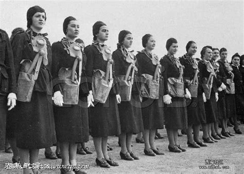 二战苏联女兵穿裙子上战场么？苏联女兵真的不允许穿裤子么？_凤凰网