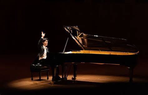 李云迪初抵兰州奏响黄河之情 呈现完美钢琴盛宴 - 神州乐器网新闻