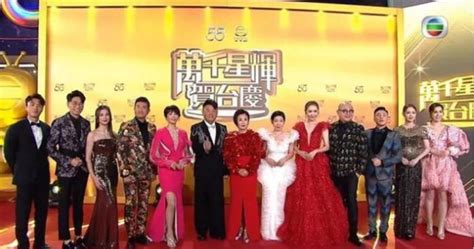 TVB55周年台庆槽点多，艺人站位见高低，李克勤开嗓“救全场”