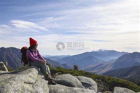 坐在山顶看日出的美女摄影图片 - 三原图库sytuku.com