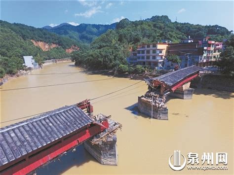 广西梧州挖沙船因洪水冲击冲撞大桥 被紧急拖离 - 国内动态 - 华声新闻 - 华声在线