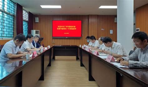 县长王东征向市组织部部长于燕介绍公司发展情况 - 正阳县新天地草业有限公司
