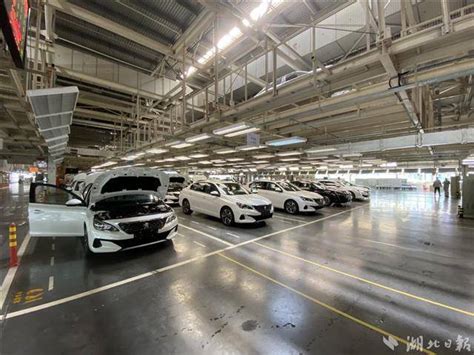 东本接盘神龙汽车武汉二厂 法拉第未来宣布FF81将由韩国车企代工 1.神龙汽车位于武汉经济技术开发区的第二工厂已经由东风本田接手，东风本田将在 ...