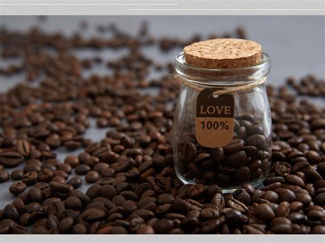 摆放在咖啡豆上的一杯咖啡高清jpg格式图片下载_熊猫办公