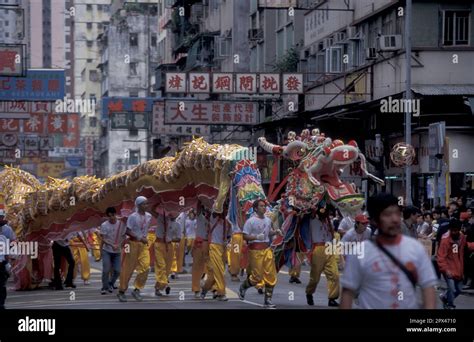 People watch dragon dance in Hong Kong-Xinhua