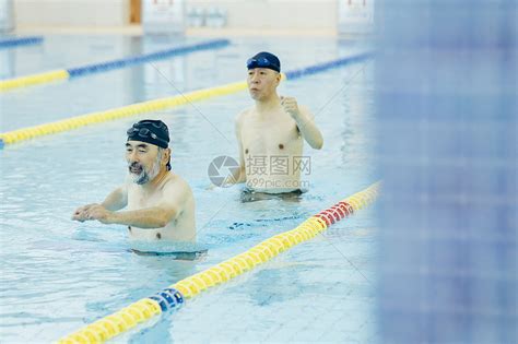 游泳的老年人高清图片下载-正版图片502036769-摄图网