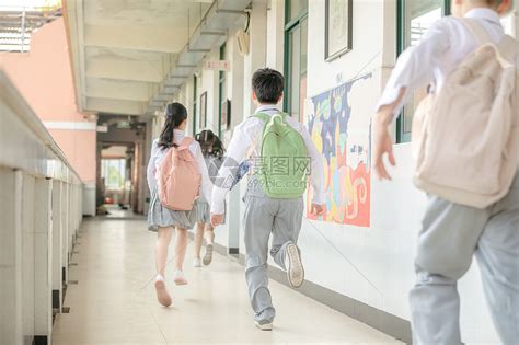 小学生教室走廊奔跑高清图片下载-正版图片501379424-摄图网