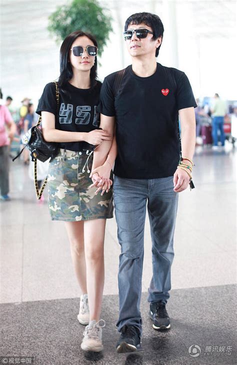 刘芸和郑钧在机场接吻秀恩爱 但地上的倒影太打脸_娱乐频道_凤凰网