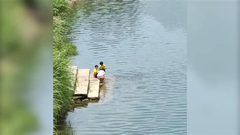 郑州三名儿童河边戏水 最小的仅4岁_手机新浪网