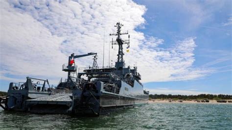 美国防部：一艘美国军舰和多艘商船在红海遭袭_腾讯视频