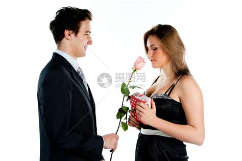 男人给女人送花男性花朵家庭快乐女孩礼物玫瑰幸福成年人友谊高清图片下载-正版图片320706375-摄图网