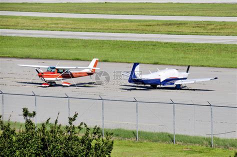 机场跑道上的小型私人飞机数量极高清图片下载-正版图片505027353-摄图网