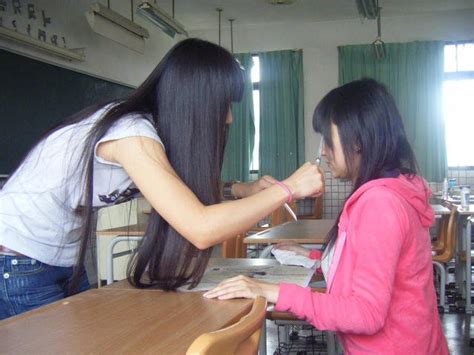 台湾长头发老师帮女生修头发