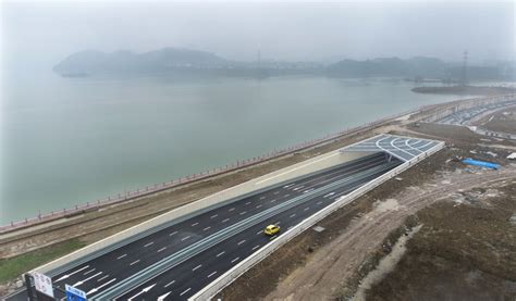 中国砸160亿建造全球首个湖底隧道，穿过湖底仅用半小时就到无锡_腾讯视频