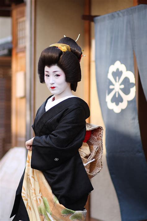 日本游客与传统歌舞艺妓合影高清图片下载-正版图片502063292-摄图网