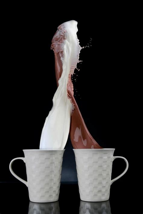 牛奶咖啡图片-玻璃杯里倒入的牛奶和咖啡素材-高清图片-摄影照片-寻图免费打包下载