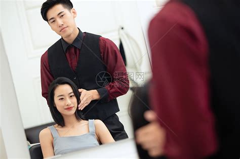 美容户内青年女人在理发店里做头发高清图片下载-正版图片501954302-摄图网