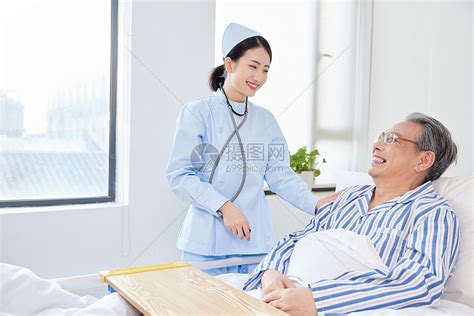 护士照顾行动不便的老人高清图片下载-正版图片501717241-摄图网