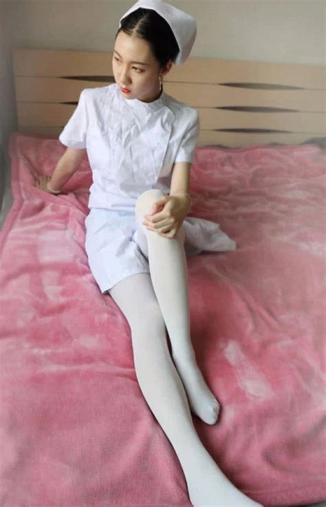 忙碌一天的护士姐姐，白色丝袜裸脚上床，身材小鸟依人，长得很漂( 二 ) 今天推荐的气质女神是一位非常漂亮的