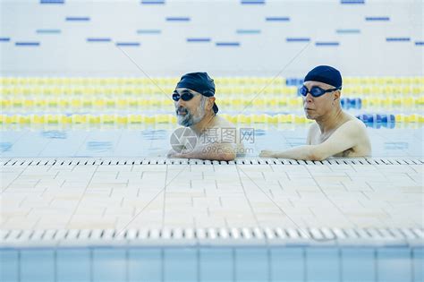 游泳池里的中老年人高清图片下载-正版图片502036754-摄图网