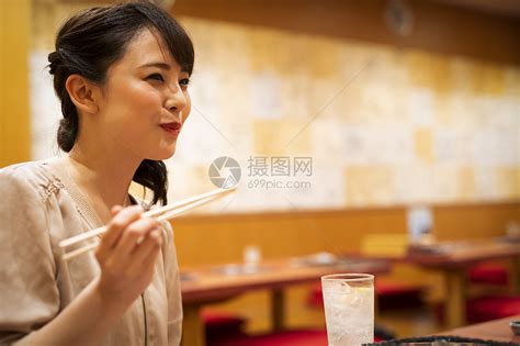 餐厅独自吃饭的女青年高清图片下载-正版图片502230553-摄图网