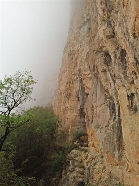 “赤壁丹崖”——锦石岩大崖壁，分远、中、近三个层次观赏|赤壁丹崖|锦石岩|崖壁_新浪新闻