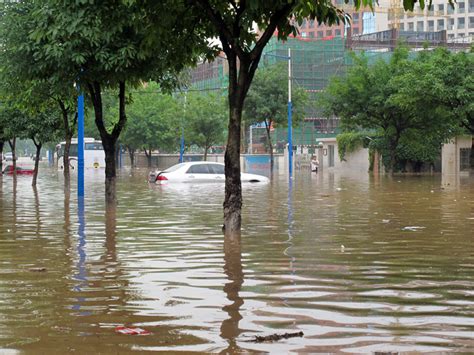 洪水洪涝下的城市淹水的街道高清摄影大图-千库网