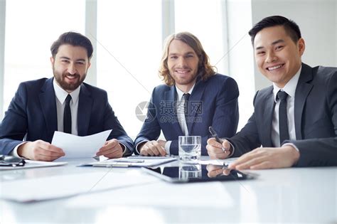 三个合伙人在会议桌上的肖像高清图片下载-正版图片502779997-摄图网