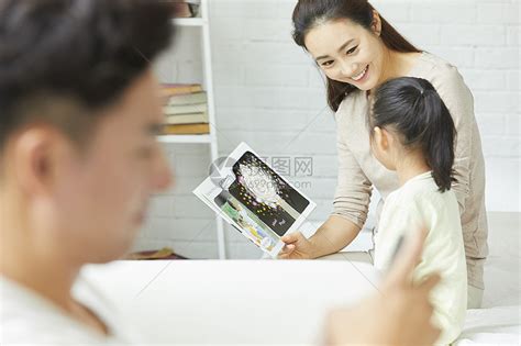 幸福家庭阅读书籍高清图片下载-正版图片502238351-摄图网