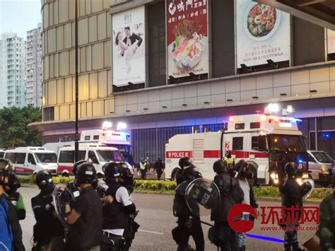 香港警方首次出动水炮车，两辆水炮车驱散荃湾非法示威者