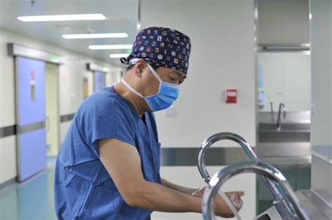 急症手术图片-手术室里的三个医生素材-高清图片-摄影照片-寻图免费打包下载