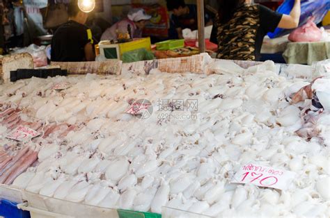 新鲜的海鲜鱼奎德在市场上销售高清图片下载-正版图片507380664-摄图网
