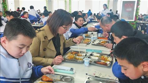 凉亭河小学：让教师陪餐制成为新常态 -罗田教育信息网