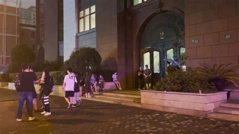 探访上海签证申请中心：入夜后仍有学生排队查询英签办理进度_凤凰网视频_凤凰网