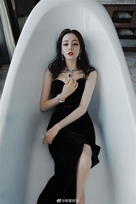 迪丽热巴光脚照片图片