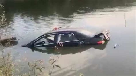 司机操作不当将车开入池塘孕妻被困，两男子跳水救人_凤凰网视频_凤凰网