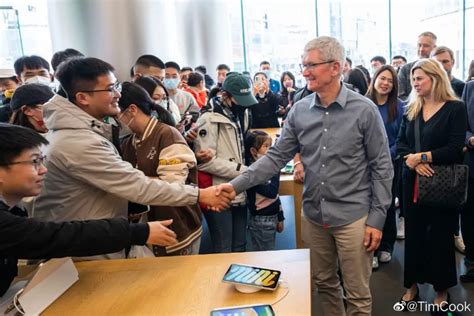 刚刚，苹果CEO库克微博发文：我在北京三里屯 | 每日经济网